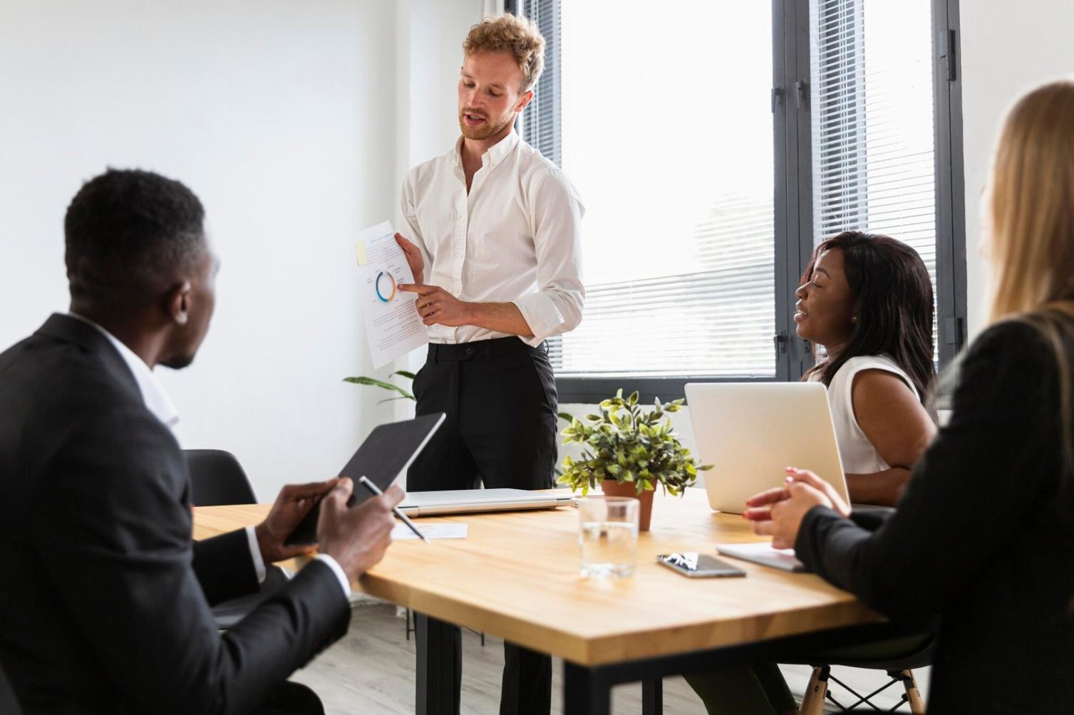 Session de travail en groupe sur l'établissement d'un budget personnel